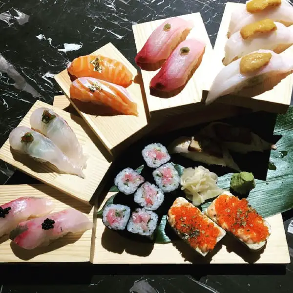 八打灵再也UROKO日式料理所提供的什锦寿司