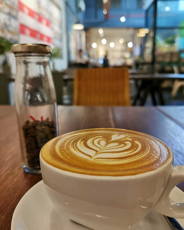 2F+ Coffee Roastery Relau, Penang 的拉花咖啡