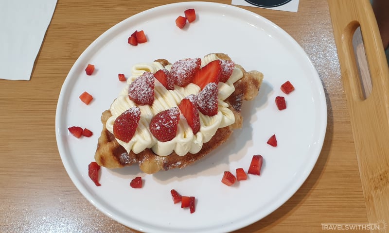 Croffle With Strawberries And Cream Cheese