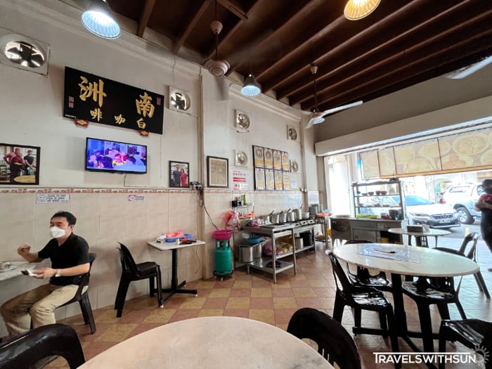 Dining Environment (Wide Angle Shot) At Ipoh Nam Chau White Coffee Shop