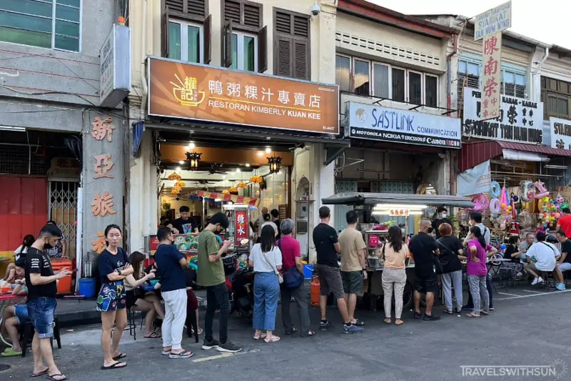 槟城汕頭街权记鸭粥粿汁旁晚的人潮