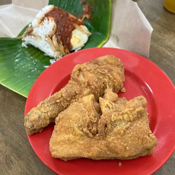 巴生Jaya炸鸡的炸鸡和包装椰浆饭