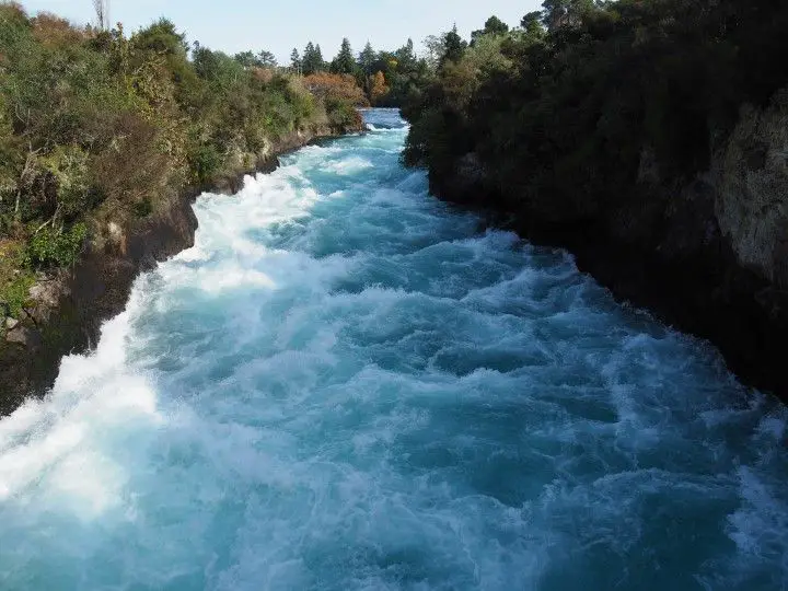 Huka Falls - an attraction close to Tongariro National Park - More on this must-do New Zealand day hike on www.travelswithsun.com