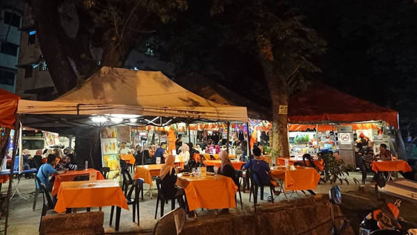 Late Night Dining At The Char Kuey Teow Parit_Longkang Stall