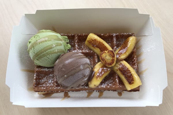 MR. AISU冰淇淋店的松饼加上烤香蕉、绿茶雪糕和巧克力雪糕