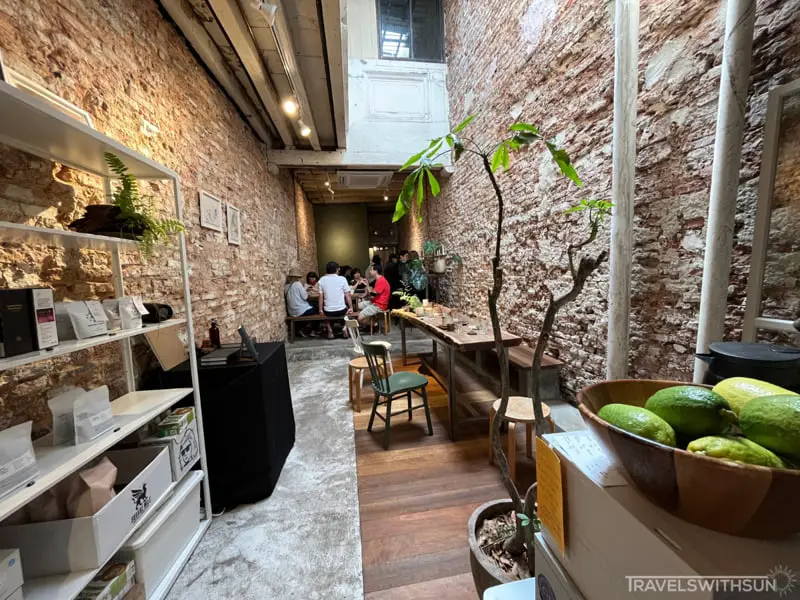 槟城 Ome by Spacebar Coffee 的狭窄室内空间