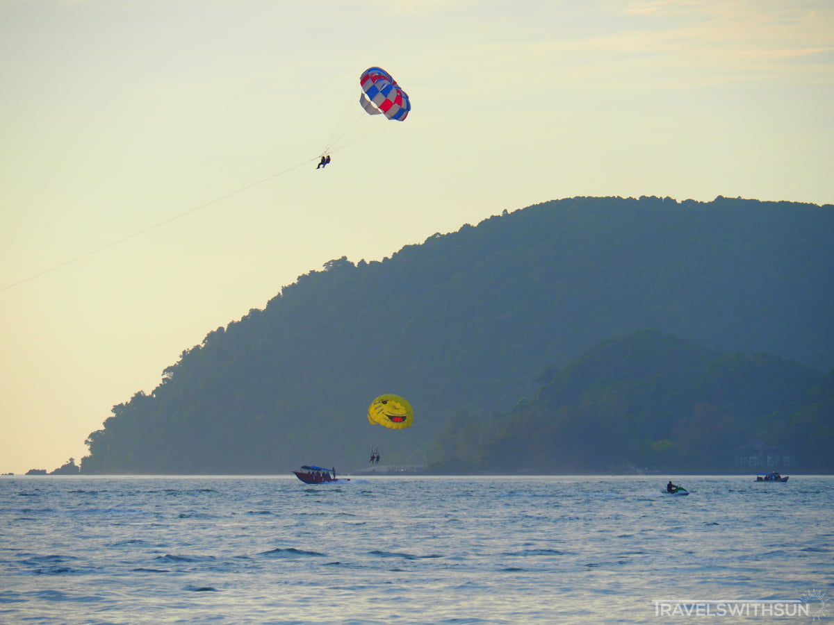 兰卡威Cenang海滩的帆伞活动
