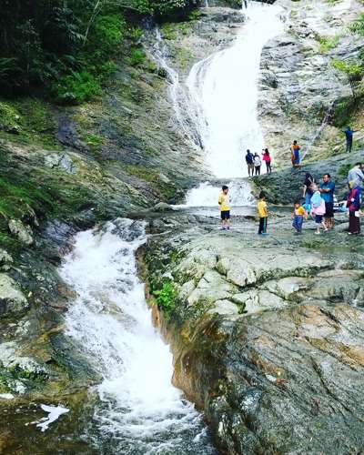旅客享受着 Lata Iskandar 瀑布