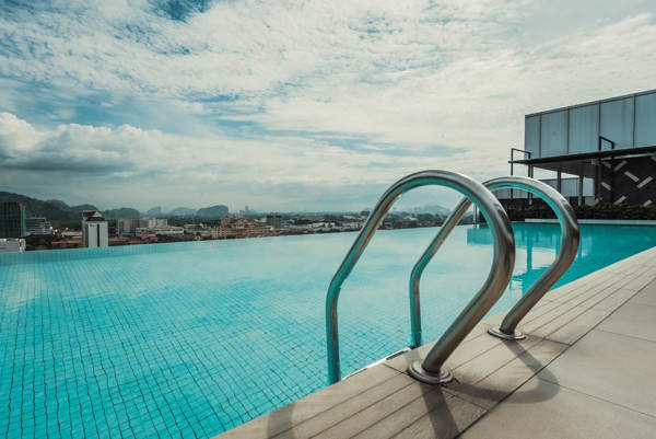 Rooftop Infinity Swimming Pool At Weil Hotel Ipoh
