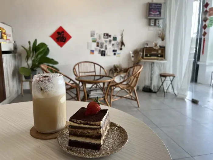 怡保 10 Studio 咖啡厅的招牌 10 Studio 冰块咖啡和提拉米苏蛋糕