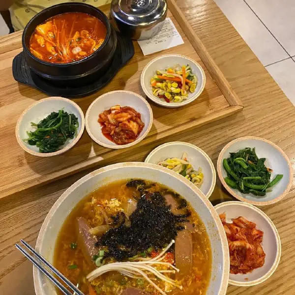 OISO传统韩国餐&咖啡馆的豆腐羹和泡菜拉面