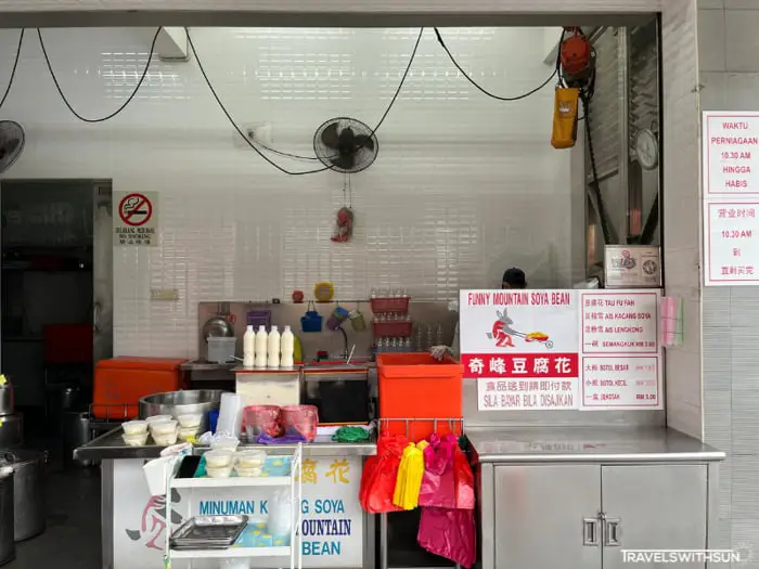 Soybean Milk And Tau Fu Fah For Sale At Ipoh Funny Mountain Soya Beancurd