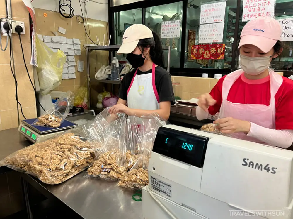 怡保明裕花生糖饼店-员工正在包装花生糖