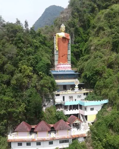 立于山边的巨型站佛（Tambun Tibetan Temple)