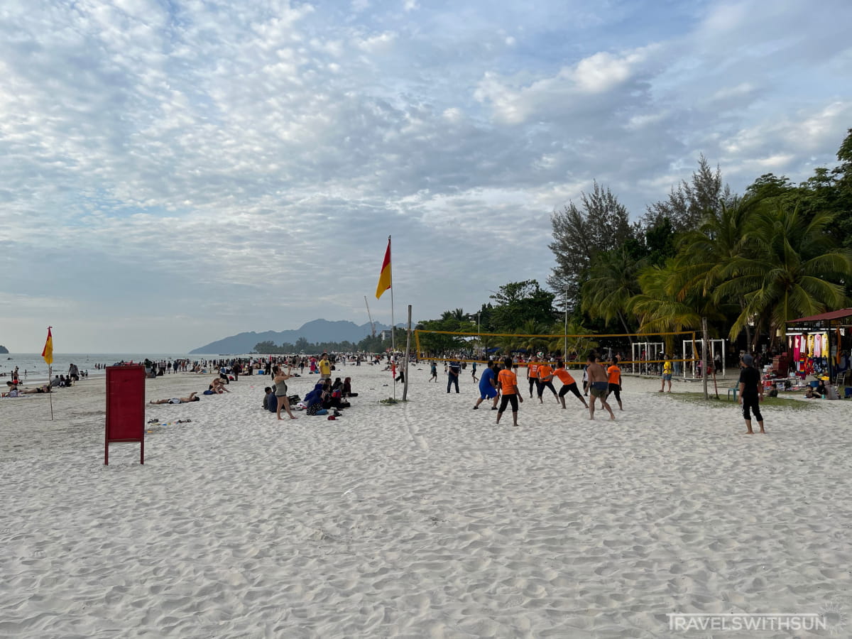 兰卡威Pantai Cenang海滩的排球运动
